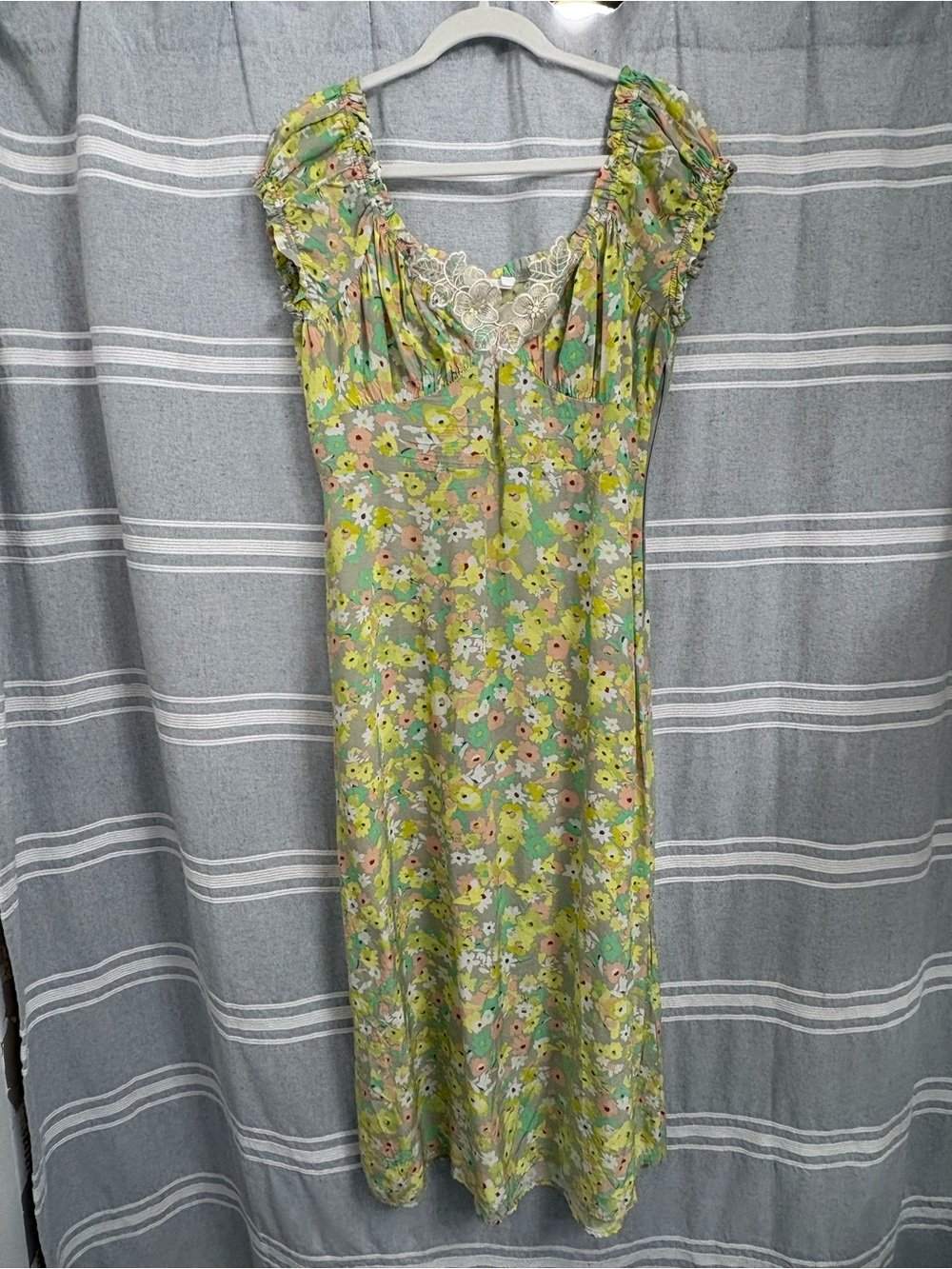 Lush Floral V-Neck Sage / Lime Floral Midi Dress Size L
